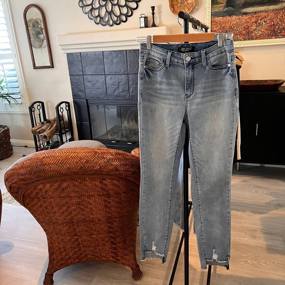 Judy Blue Jeans Womens Size 5/27 Relaxed fit Medium Wash Raw Distressed Hem - Picture 16 of 16